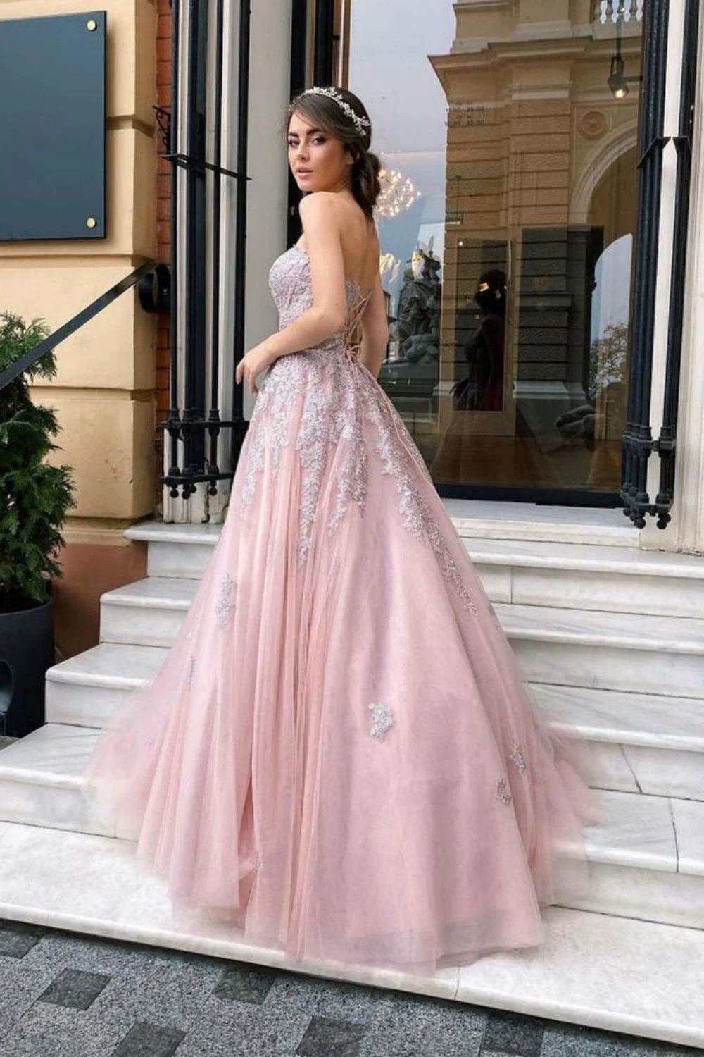 Hermoso vestido de fiesta largo rosa con escote en forma de A y apliques